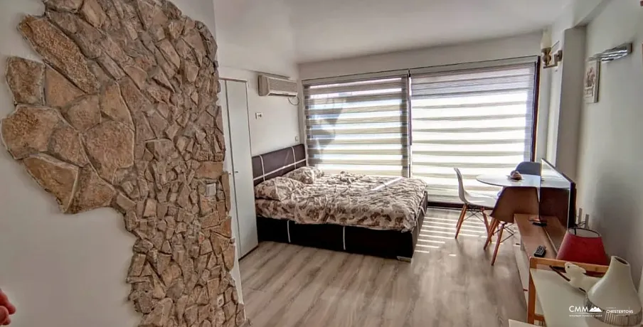 Çatı terasına sahip büyüleyici ev